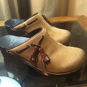 Dansko Lightweight Tan Suede Clogs - Size 7.5 (38).